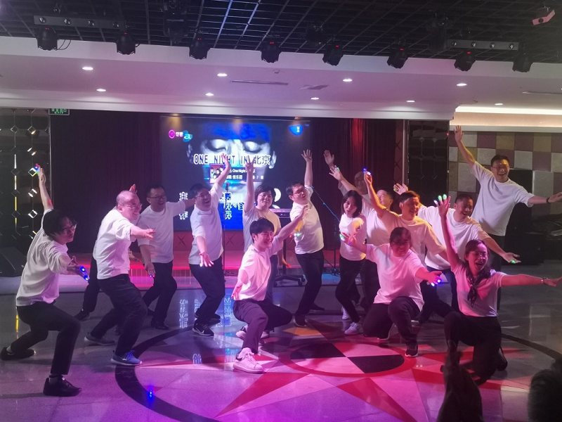 高亢欢快的大合唱《爱》饱含着同学之间的温暖与关怀。