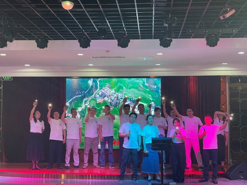 小组唱和独唱《记忆》、《外面的世界》，将同窗情谊娓娓道来。