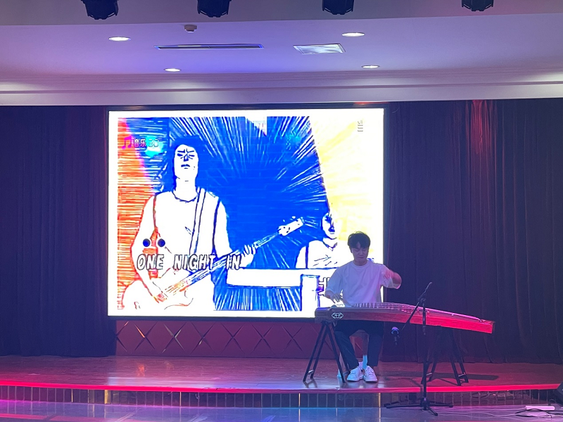 诗歌朗诵《返青》满怀深情地倾诉着对青春的怀念和对离别的不舍。刘乐老师的古筝曲《北京一夜》创新演奏形式，将北京的历史沧桑与现代活力有机融合，带着大家回味在北京共处的日日夜夜。