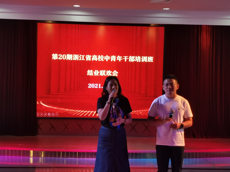 联欢会还设置了幽默诙谐的创意拼盘和抢答游戏等，精彩纷呈的节目把现场气氛推向一个又一个高潮。