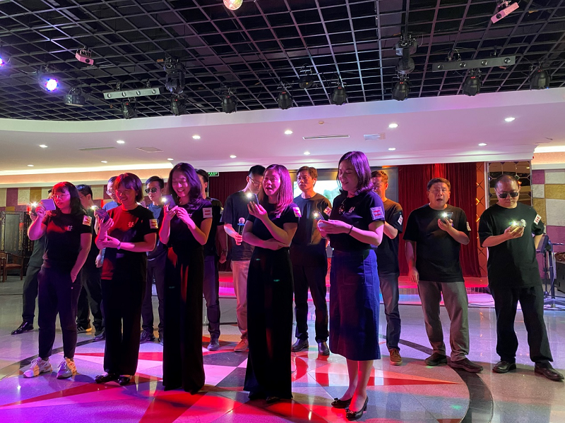 联欢会在学员们饱含深情的大合唱《朋友再见》和《明天会更好》中结束，现场洋溢着热烈而伤感的气息，大家久久不愿散去。
为期两个月的学习生活即将结束，学员们将带着更高的站位、更广阔的视野、对未来更全面的思考、对同窗浓浓的情谊，更好地奔赴工作岗位，充分发挥新时代党的干部的作用，为浙江省的高等教育发展贡献力量。（撰稿：浙江外国语学院党委宣传部副部长 田俊杰；审稿：总班主任、学校管理教研部 屈潇潇）