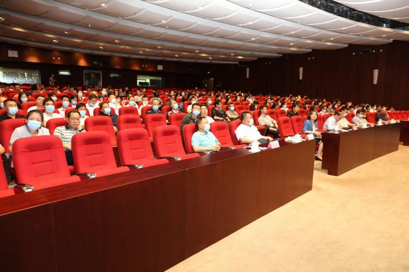 本场报告，是学院党委根据中央和部党组关于党史学习教育的部署和要求，按照《国家教育行政学院开展党史学习教育实施计划》，庆祝中国共产党成立100周年的系列专题学习教育活动之一，是学院党委党史学习教育系列活动的重要组成。学院领导班子成员、党委委员及在院全体党员160位同志和在训的第21期高校中层干部专题研修班60名学员现场聆听了报告。（供稿：党政办 唐子晨；摄影：图书信息技术部 于荣壮）