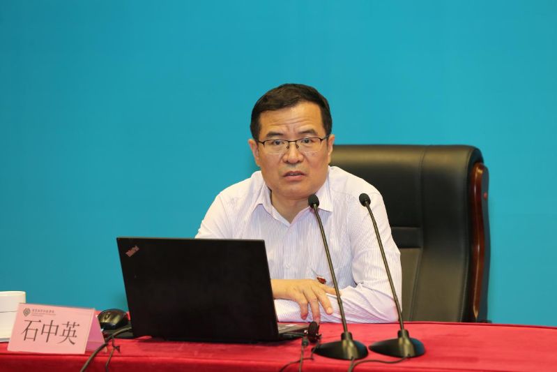 石中英教授从教育学视角进行深入剖析，重点聚焦人格与人格理想、中国共产党百年来所追求的人格理想、中国共产党百年来有关人格教育的思考与实践等三方面，以入党誓词、党章、党的精神谱系与党主要领导人讲话等为切入点，对“中国共产党为什么能”进行了深刻阐述。