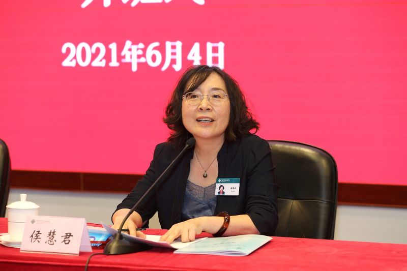 侯慧君在致词中首先代表学院对来自四川省内高校的校长们表示热烈欢迎,并简要介绍了国家教育行政学院的历史沿革、办学定位和办学成就。侯慧君强调，今年是教育系统全面建设教育强国、向第二个百年奋斗目标进军的开局之年，培训班在这个重要历史节点举办意义重大。深入学习领会习近平总书记关于高等教育和一流大学建设的重要讲话精神是培训班的重要内容，大家要及时跟进学，联系实际学，把思想和行动统一到以习近平总书记为核心的党中央对教育工作的重大战略部署上来。通过学习进一步提高政治站位、理论素养、精神境界和解决实际问题的能力，加深对扎根中国大地办一流大学、建一流人才方阵的理解，加深对落实立德树人根本任务体系的理解，尤其是加深对四川高校进一步深化改革，实现高质量发展、特色发展和错位发展的理解，为四川省高等教育发展贡献力量。