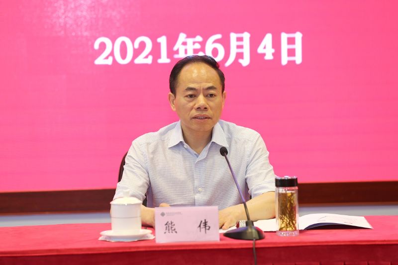 熊伟在讲话中代表省委组织部、教育工委对国家教育行政学院表示衷心感谢，介绍了培训班的举办背景、重要意义和组织筹备情况。他指出，举办高校校长培训班是四川省2021年新时代治蜀兴川执政骨干递进培养计划“一把手”提能工程的重要组成部分，委省、省政府对培训班高度重视，分管领导亲自审定培训方案，并多次召开专题会议进行研究与部署。结合本期培训主题，熊伟要求学员着重思考四个重要问题，即如何进一步加强高校党的政治建设，如何进一步落实好党委领导下的校长负责制，如何进一步做好高校思想政治工作，如何进一步构建高质量高等教育体系。他希望学员珍惜学习机会，坚持“教者先学、育者先信”，静下心来学、提高站位学、结合工作学，在传道授业解惑中不断充实自我、提升自我、完善自我，力争学有所获、满载而归。