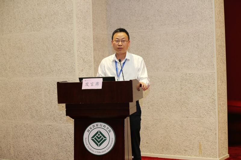 第63期高校中青年干部培训班学员、中国科技学技术大学计算机科学与技术学院党委书记徐宏力作题为“坚持科研创新 勇担青年学者使命——学习习近平总书记给<文史哲>编辑部全体编辑人员重要回信精神心得体会”报告。