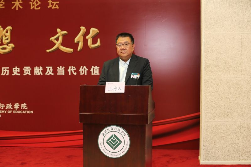 学院领导韩旭主持论坛。