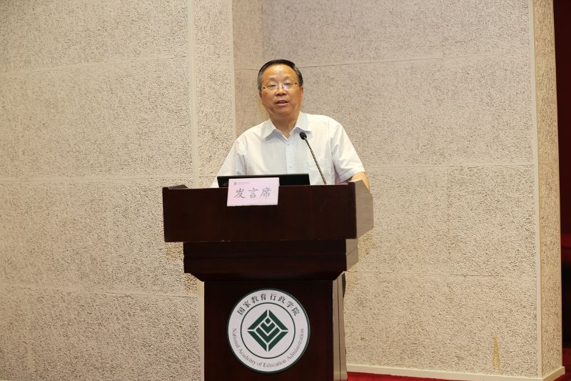 中国教育报刊社党委书记、社长翟博作题为“贯彻党的教育方针 办好中国教育期刊”报告。