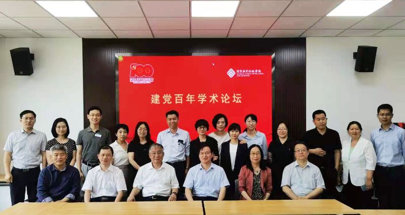 上午举行了期刊主编座谈研讨，围绕学习贯彻习近平总书记给《文史哲》编辑部全体编辑人员的重要回信精神进行研讨交流，《北京大学学报（哲学社会科学版）》刘曙光、《中国高教研究》王小梅、《新华文摘》张学文、《中国教育学刊》马宪平、《学位与研究生教育》周文辉、《比较教育研究》鲍东明、《中国远程教育》冯琳等同志，以及教育管理杂志社全体编辑人员和学院部分教师参加。（供稿：教育管理杂志社；摄影：图书信息技术部 于荣壮）