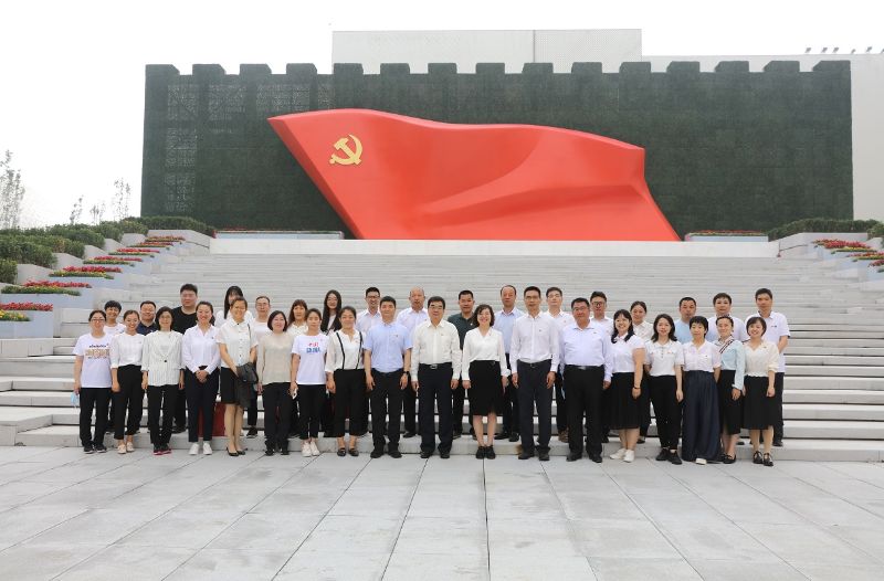 百年征程波澜壮阔，百年初心历史弥坚。为庆祝党的百年华诞，深化党史学习教育，充分学习好党史展览这一全面、生动、形象的宝贵教材，根据教育部机关党委统一安排，6月25日，学院党委书记、常务副院长侯慧君，学院领导班子成员朱保江、王治军、韩旭及学院19个党支部共计45名党员代表，集体前往中国共产党历史展览馆，参观“‘不忘初心、牢记使命’中国共产党历史展览”。