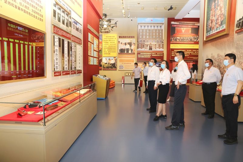 展览全景式地展现了中国共产党团结带领中国人民铸就百年辉煌的不懈奋斗、不怕牺牲、理论探索、为民造福、自身建设的壮阔历程。参观过程中，大家认真聆听工作人员讲解，不时停下脚步仔细观看，通过珍贵的文物实物、生动的图片视频、翔实的档案资料、逼真的复原景观不断进行深入学习。
