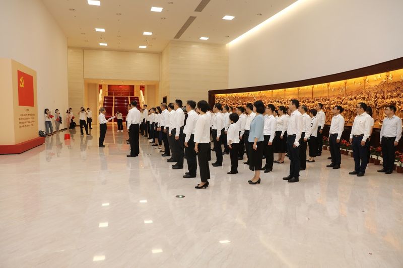 参观结束后,面向鲜红的中国共产党党旗,教育部党组书记、部长陈宝生带领直属机关新党员代表入党宣誓、党员重温入党誓词。我院参加参观活动的领导班子成员及新入党党员代表参加宣誓。陈宝生讲话时强调,展现一个政党风貌的,不仅是岁月之短长,更是初心和使命的力量,直属机关党员干部要从主题展览中进一步砥砺初心和使命,激发奋勇前行的斗志,为建设社会主义现代化强国书写教育新篇章。 参观结束后,面向鲜红的中国共产党党旗,教育部党组书记、部长陈宝生带领直属机关新党员代表入党宣誓、党员重温入党誓词。我院参加参观活动的领导班子成员及新入党党员代表参加宣誓。陈宝生讲话时强调,展现一个政党风貌的,不仅是岁月之短长,更是初心和使命的力量,直属机关党员干部要从主题展览中进一步砥砺初心和使命,激发奋勇前行的斗志,为建设社会主义现代化强国书写教育新篇章。