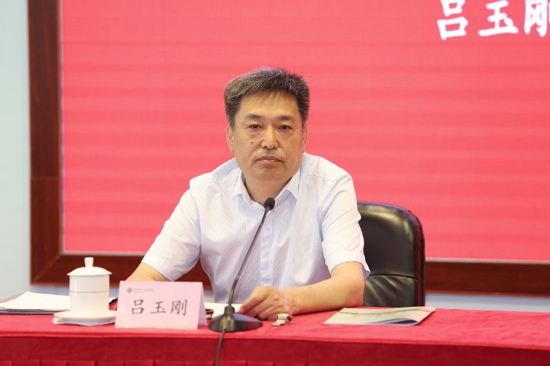 开班式后，教育部基础教育司司长吕玉刚以“深化基础教育综合改革 全面加强中小学心理健康教育工作”为题作开班报告。吕玉刚在解读分析了新时期基础教育改革新形势和新任务基础上，对中小学心理健康教育工作提出了具体部署要求。吕玉刚强调，党中央高度重视中小学生心理健康教育工作，全国各地教育行政部门和中小学要深刻认识当前心理健康教育工作的形势任务，切实增加做好心理健康教育工作的责任感和紧迫感，加强统筹规划，完善推动机制，聚焦专业引领，家校社协同发力，共同推进中小学心理健康教育工作取得实效。