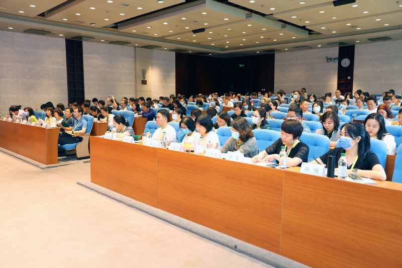 本期培训班为期五天，来自全国各地教育行政部门、教研机构、中小学共计146位学员将以专题报告、分组研讨、现场教学、工作坊等形式进行培训研修。（供稿：学校管理教研部 屈潇潇；摄影：图书信息技术部 于荣壮；编发：宣传中心 徐宏伟）