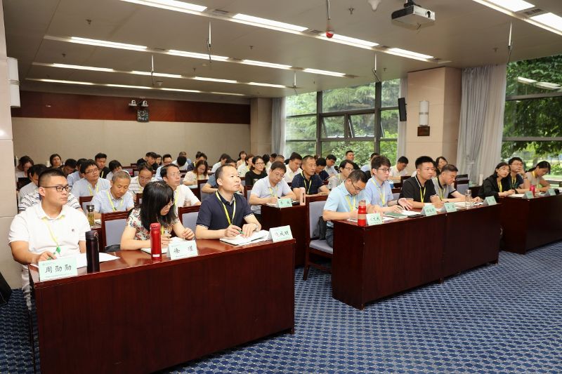 本期培训共六天时间，来自无锡职业技术学院的60名中青年干部将通过专题报告、观摩学习、党史学习、结构化研讨等内容丰富且形式多样的培训方式进行研修学习。（供稿：班主任、教育行政教研部 蒋园园；摄影：图书信息技术部 于荣壮；编发：宣传中心 徐宏伟）