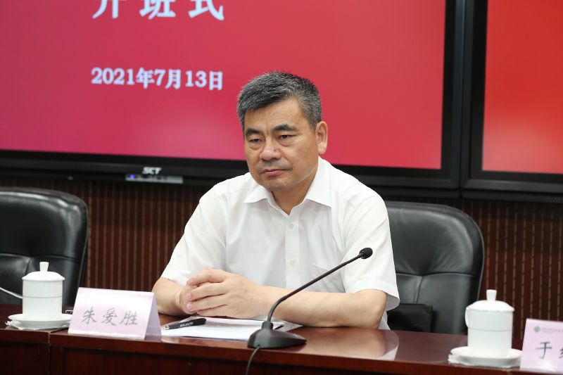 朱爱胜在讲话时首先对国家教育行政学院给予本期培训的大力支持和精心安排表示衷心的感谢。他强调，在庆祝建党100周年和无锡职业技术学院十四五规划的开局之年这一重要时间节点举办本期培训班，对于职院下一步的高质量发展和青年干部的成长都具有重要意义和深远影响。希望大家珍惜学习充电机会，围绕干部素养修炼和能力提升的研修主题，紧密联系新时代职业院校发展实际和本人岗位工作要求，专注学习，深入思考，进行充分的交流研讨和头脑风暴，认真完成各项研修任务，努力提升自己的素养和能力，特别是作为中青年干部要进一步增强政治领悟力、政治判断力和政治执行力。