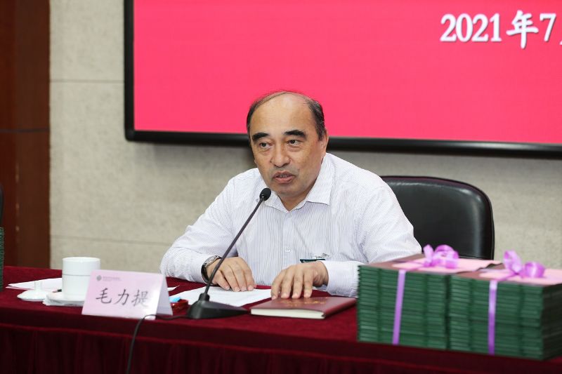 毛力提代表教育部人事司和学院向全体学员高质量完成全部培训任务表示祝贺。他指出，教育部和学院一直以来都非常重视高校中青年干部培训班这一常规班、重点班和品牌班，这也是贯彻落实习近平总书记对中青年干部的要求和期望。全体学员通过三个月的学习与修炼，政治学习不断深入，理论素养进一步提高；党性教育不断强化，理想信念进一步坚定；教育理念知识不断更新，办学视野进一步开阔；专业精神不断提高，岗位胜任力进一步增强。毛力提向全体学员提出四点期望和要求。一是不负时代，高扬理想风帆。二是不负韶华，锐意拼搏进取。三是不负期望，投身岗位建功。四是不负“母校”，共谋事业发展。