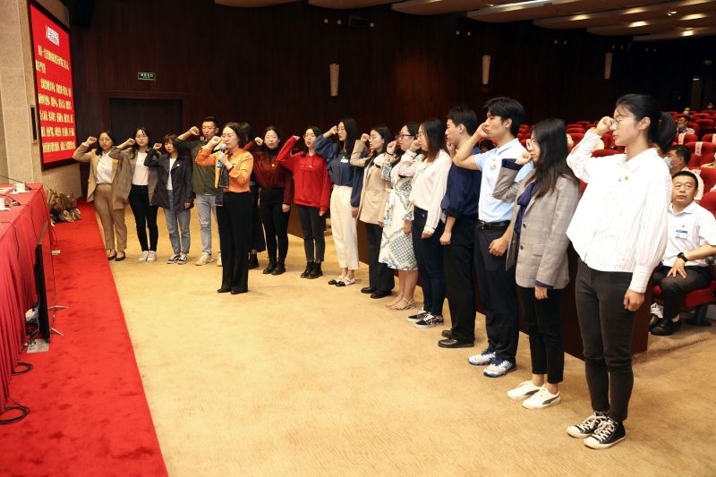 会上，侯慧君为2020-2021年新入职的16位同志一一颁授院徽，并带领新进工作人员进行入职宣誓。