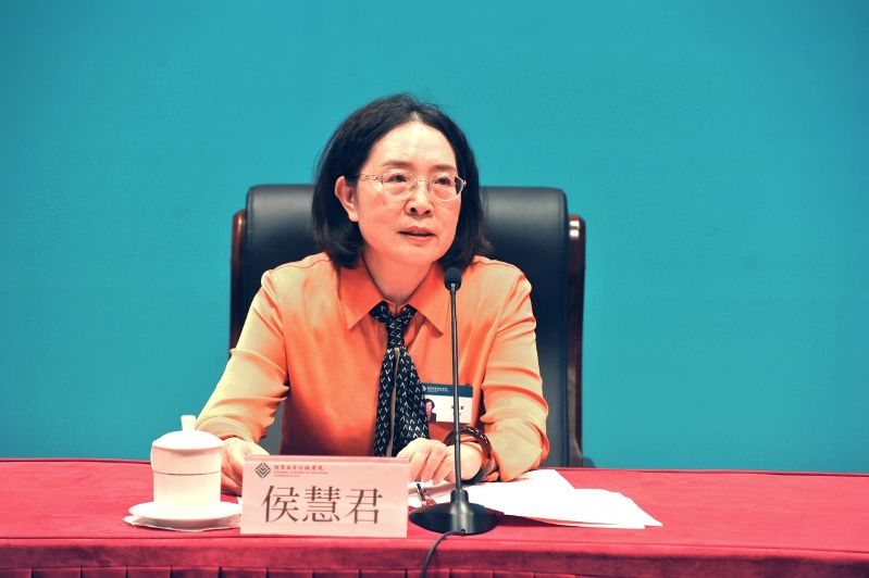 侯慧君代表学院党委，向全校教职员工致以节日问候，向从事教育工作30年的老师们致以崇高敬礼，向老师们在各个领域取得的丰硕成果和荣誉称号表示热烈祝贺，向所有离退休同志、广大学员、教职工家属和社会各界人士表示衷心感谢。她指出，大家身上体现了学院教师队伍讲政治、以忠诚为品格，讲学习，以懂教育、专业素养强为品行，讲亲情、以为学员和教育事业肯奉献为品味的风格和素养。侯慧君强调，要牢记总书记重托，做胸怀“国之大者”的教育工作者。学院作为国家的干部院校，责任重大，使命光荣，必须毫不动摇坚持“党校姓党”，始终旗帜鲜明讲政治，坚决做到“两个维护”，做到“教育改革到哪里，干部教育培训就跟进到哪里”，争做让党中央和人民满意的模范机关。要塑造有情怀的“大先生”，高水平构建人才强校新格局。学院全面加强四支队伍建设，尤其是引导鼓励专兼职教师不断提升“培训组织管理能力、培训学习引导能力、课程教学设计能力、培训项目设计能力和培训研究能力”五项核心培训专业能力，重点扶持学院优秀教学、学术带头人以及具有发展潜力的青年学术骨干。要对标“四有”好老师，锻造“不一般”的教师。作为党校老师最重要的就是把“党校姓党”坚持好，成为政治强、业务精、作风好和有情怀的高素质教师。