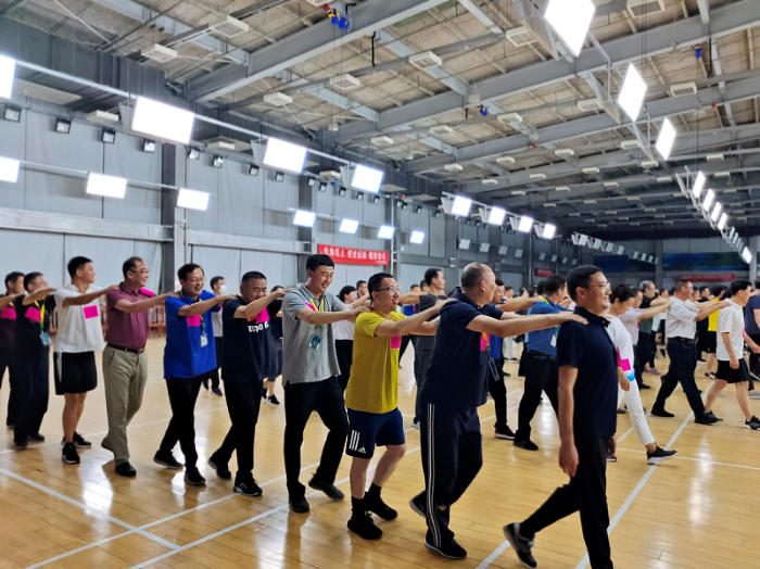 同学们在老师的指挥下，组成纵队为同学舒活筋骨。