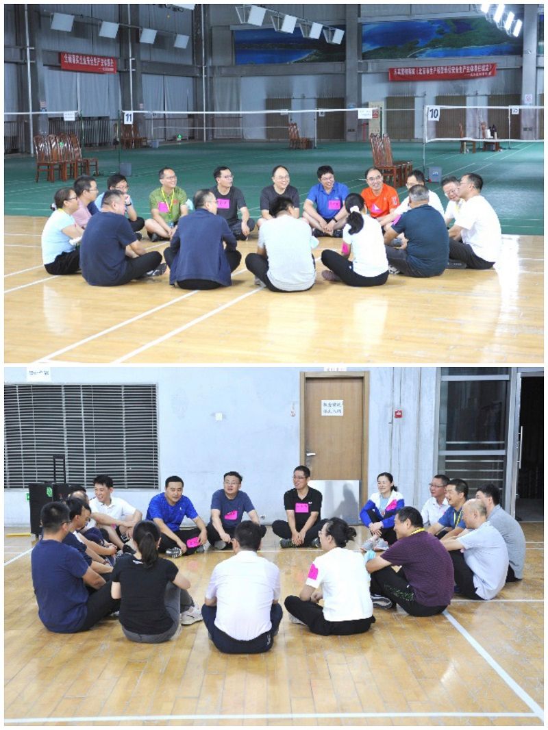 图为同学们在小组内自我介绍，增进相互了解。