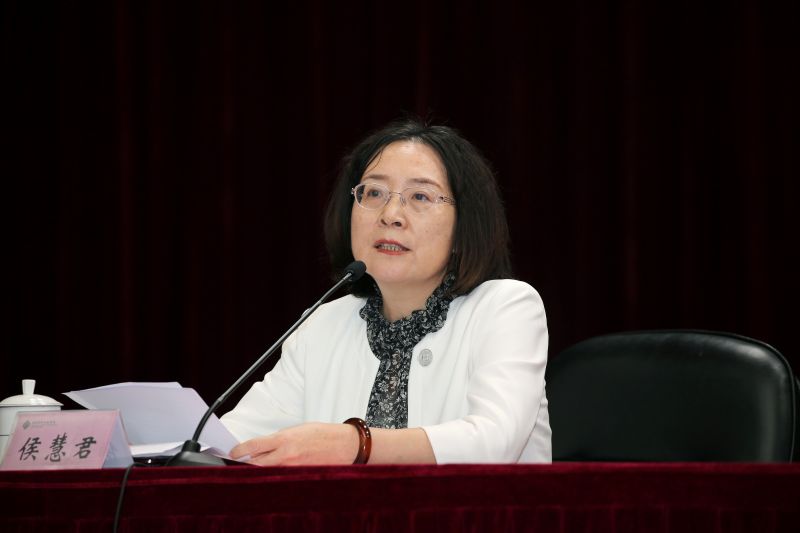 侯慧君在致辞中简要介绍了国家教育行政学院的发展历史和办学定位，强调了本次高级研修班的重要意义和目标任务。侯慧君强调，此次学习是站在职业教育发展历史重要节点上的一次大学习，全体学员要深入学习贯彻习近平新时代中国特色社会主义思想，以习近平总书记给全国高校黄大年式教师团队代表重要回信精神为重要遵循，加深对总书记关于师德师风重要论述的理解，对全国职业教育大会精神的系统把握，对扎根中国大地、优化职业教育类型定位的深刻认识，进一步增强政治素养、理论素养和师德境界，提高解决实际问题能力，以“双师型”教师职业素养能力提升，为全面提高复合型技术技能人才培养质量提供强有力的师资支撑。希望广大学员能够带着实践中的问题全面学习、深入交流、系统总结和思考，为深化新时代职业教育“双师型”教师队伍建设，加快推进职业教育现代化做出贡献。最后，侯慧君对疫情防控常态化形势下广大学员要严格遵守各项纪律提出要求。