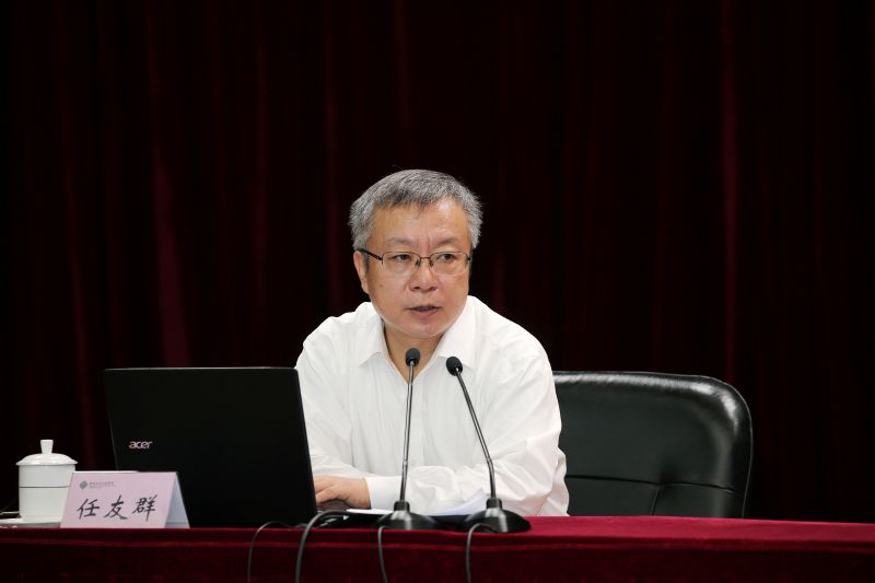 任友群作了《贯彻总书记重要回信精神，强化职业教育类型特色，开启“双师型”职业院校教师队伍建设新篇章》的报告。他首先带着大家学习了习近平总书记给黄大年团队重要回信，并对学习贯彻提出了要求。报告回顾总结了近年来职业教育教师队伍建设进展成效，指出当前职教“双师型”教师占职业院校专业课教师一半以上；十四五期间，还需要全面推进职业教育教师教学创新团队建设，多措并举打造职业院校“双师型”教师队伍。启动实施“十四五”职业院校教师素质提高计划，深化“三教”改革、促进校企双向交流，启动“双名”工程，全面提高职业院校教师质量。他勉励大家要顺应新时代高质量发展的需要，改革创新，大力加强职教教师队伍建设，深化产教融合、校企合作，为优化职业教育类型定位、加快构建现代职业教育体系、“培养更多高素质技术技能人才、能工巧匠、大国工匠”提供坚强师资保障。