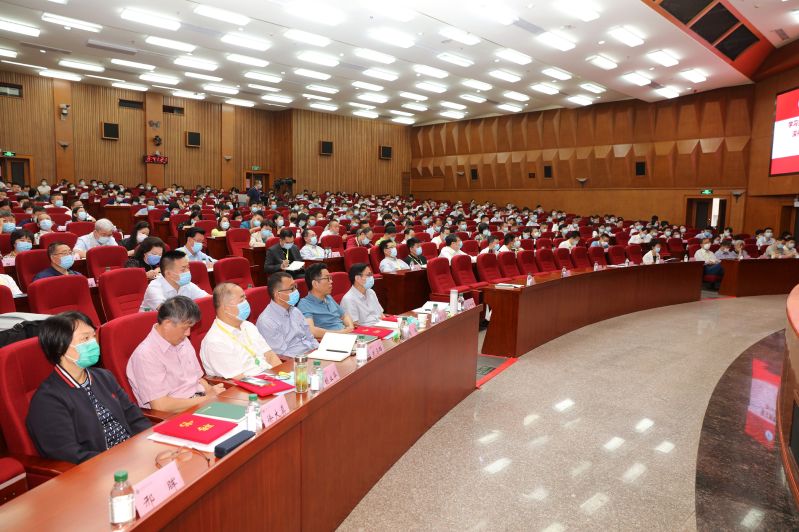 本期培训班为期三天，内容丰富、安排紧凑，包括10场专题报告，3次经验交流和1次部长座谈。内容包括“三教”改革、高素质“双师型”教师队伍建设、职教创新团队、教师素质提高计划落实、国家级创新团队课题研究与成果应用、“1+X”证书试点等。本次培训采取线上和线下同步研修。线下在学院参加研修的学员为各省（区、市）计划单列市教育行政部门分管负责人和第二批创新团队立项（培育）建设院校分管负责同志，共计311人；线上各省（区、市）计划单列市同步研修人数达到6174人。（供稿：副班主任、教育行政教研部 佛朝晖；摄影：图书信息技术部 于荣壮；编发：宣传中心 徐宏伟；编审：张进强）