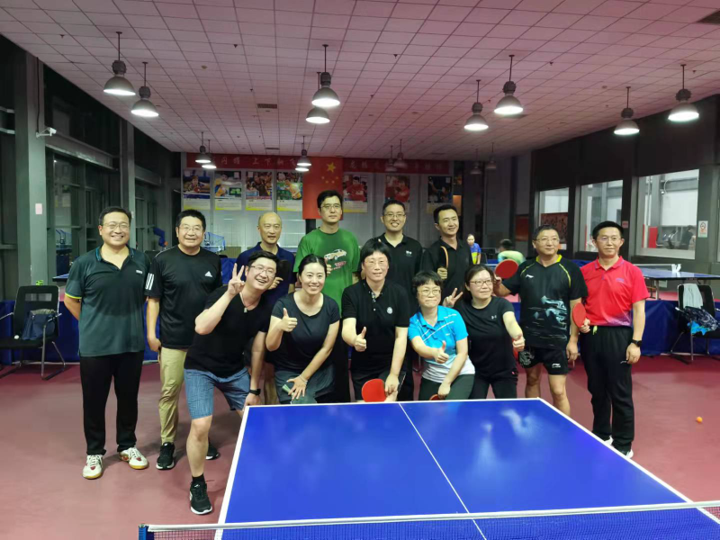 2021年9月23日晚，第二期教育部直属机关中青年干部培训班暨第六十四期高校中青年干部培训班与第六十六期高职校长班在乒乓球馆举行了乒乓球友谊赛。友谊赛共有5场比赛，分别是2场男单、1场女单、1场男双和1场混双，双方班级各派出5名男同学和2名女同学参加比赛。比赛历时1个小时，精彩纷呈，双方参赛人员顽强拼搏，展现了较高的竞技水平和精神风貌。两班同学到场加油助威，比赛场面激动人心，温馨和谐，喝彩不断。