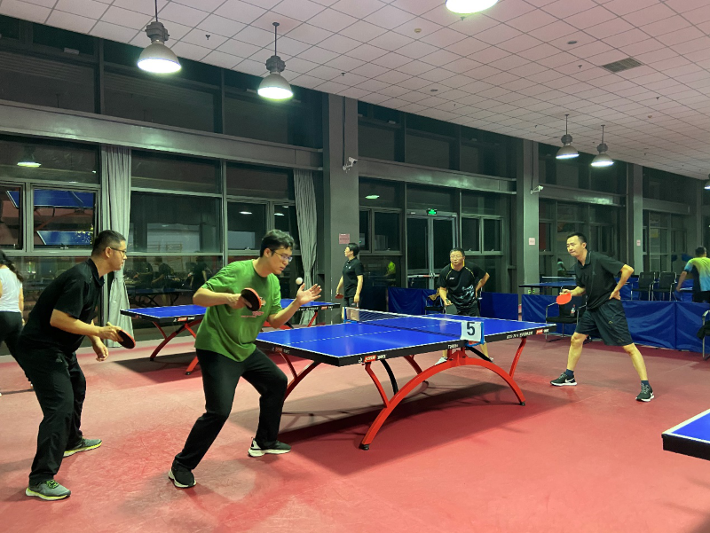 男双比赛现场。友谊赛结束后，双方参赛队员拍照留念。参赛人员都表示友谊赛组织得很成功，很享受比赛过程，经过比赛大家提升了球技、增进了友谊，体验了快乐，双方班级一些同学赛后相约继续切磋球技。（撰稿：中青班体育委员、国家开放大学国开在线教育有限公司董事长 孙鸿飞； 审稿：分班主任、学院社科部 郝富军）