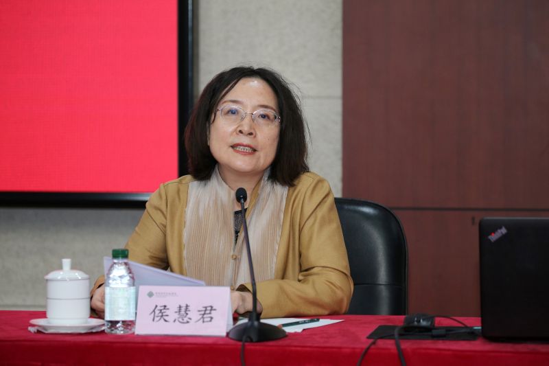 侯慧君在主持时强调，对直属高校新任职领导人员开展培训,是部党组加强高校领导干部队伍建设,推动建设教育强国的战略安排,是人事司着力打造忠诚干净担当的高素质专业化教育干部人才队伍的重要举措,也是直属高校新任职领导干部尽快适应新的领导岗位,更加完整、准确、全面贯彻新发展理念,以更大的工作成效推动高等教育高质量发展,加快推进教育现代化的迫切需求。学院党委按照部党组部署和人事司要求，在培训组织管理方面做了充分准备，全力为大家做好服务保障工作。希望同志们深入思考，广泛交流，切实将教育培训成果有效转化为推动教育实践工作的实际成效。最后，也请同志们认真遵守北京市疫情防控的相关规定做好自我防护。