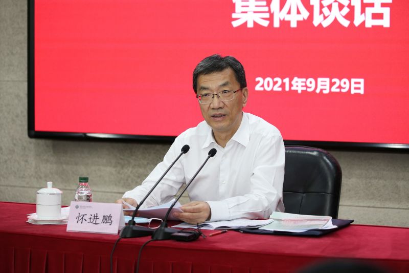 怀进鹏强调，要深入学习贯彻习近平总书记在中央人才工作会议上的重要讲话精神，全面贯彻新时代人才工作新理念新战略新举措，充分发挥直属高校在人才集聚中的国家队作用，走好人才自主培养之路，围绕建设世界重要人才中心和创新高地加快教育改革发展，为建设人才强国作出高校贡献、教育贡献。怀进鹏强调，要深入学习贯彻习近平总书记在中央党校（国家行政学院）中青年干部培训班开班式上的重要讲话精神，准确把握丰富内涵、核心要义和实践要求，勉励大家按照社会主义政治家、教育家的标准，深刻认识自身肩负的重大责任和使命，提高政治站位，心怀“国之大者”，忠实履职尽责。