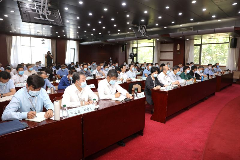 怀进鹏对直属高校新任职领导人员提出五点要求。一要砥砺党性修养，在讲政治上作表率。二要坚守立德树人，在懂教育上作表率。三要强化履职尽责，在善管理上作表率。四要展现良好风貌，在强作风上作表率。五要坚持更高标准，在严律己上作表率。（摄影：图书信息技术部 于荣壮；编发：宣传中心 徐宏伟）