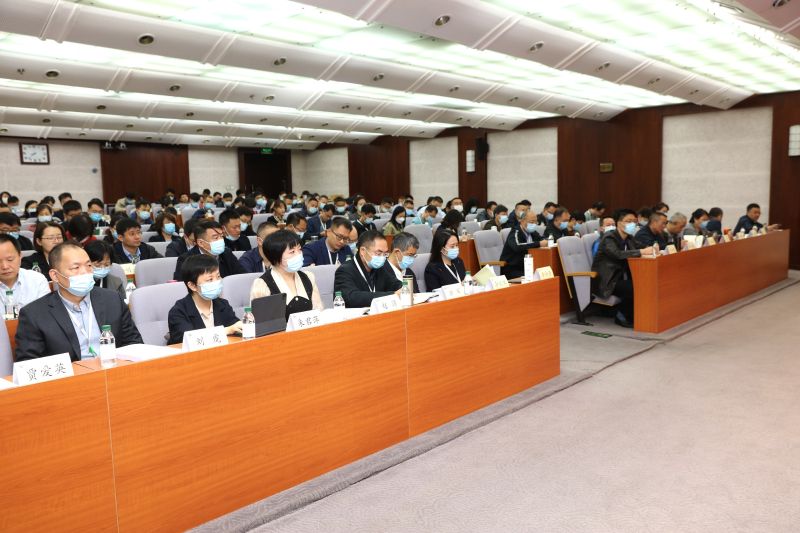 来自全国各省级招生考试机构分管研究生招生工作、部直属高校以及部省共建高校分管研究生招生工作的负责同志共计140余人参加了开班式。按照培训计划安排，将在学院接受为期四天的培训学习。(供稿：班主任、学校管理教研部 许杰；摄影：图书信息技术部 于荣壮；编发：宣传中心 徐宏伟)