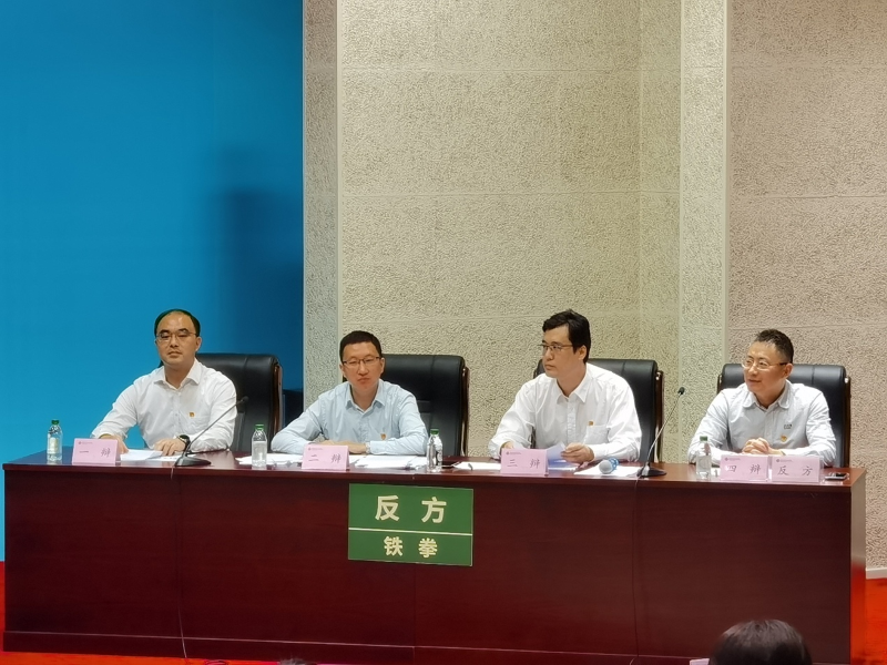 反方由崔凯担任领队，学员葛俊杰、许佳辉、傅骞、余佳担任辩手，号称“铁拳队”。