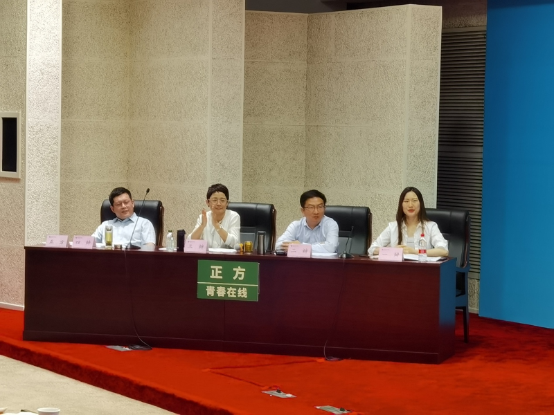 正方由学员张帅担任领队，学员陈冀然、王一林、石慧霞、刘伟担任辩手，号称“青春在线”队。