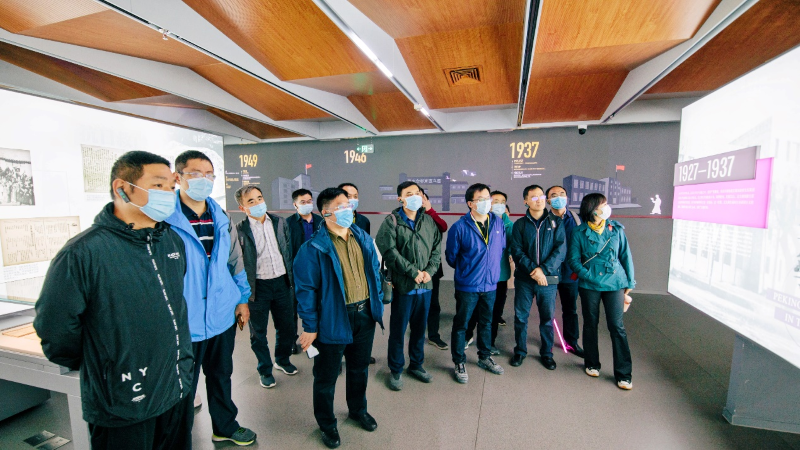 中青二班学员考察北京大学校史馆，感受“爱国、进步、民主、科学”的光荣革命传统，重温北大师生在百年动荡中为实现中华民族伟大复兴艰苦奋斗的历程。