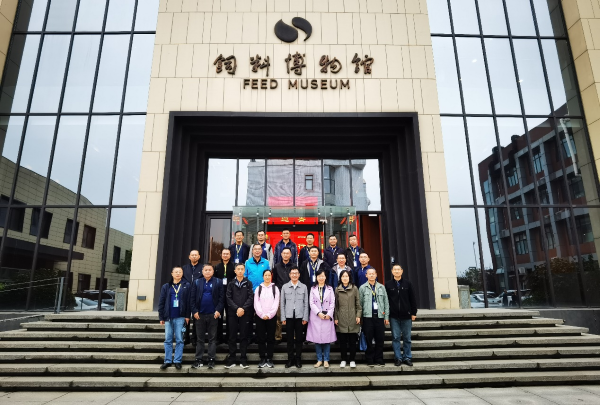 中青五班学员调研中国农业大学饲料博物馆。