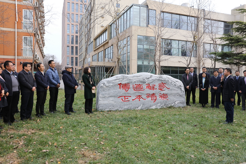 班级宣传委员、上海财经大学党委常委宣传部部长、景观石镌字内容提议者章益国，向学院领导汇报内容释义。