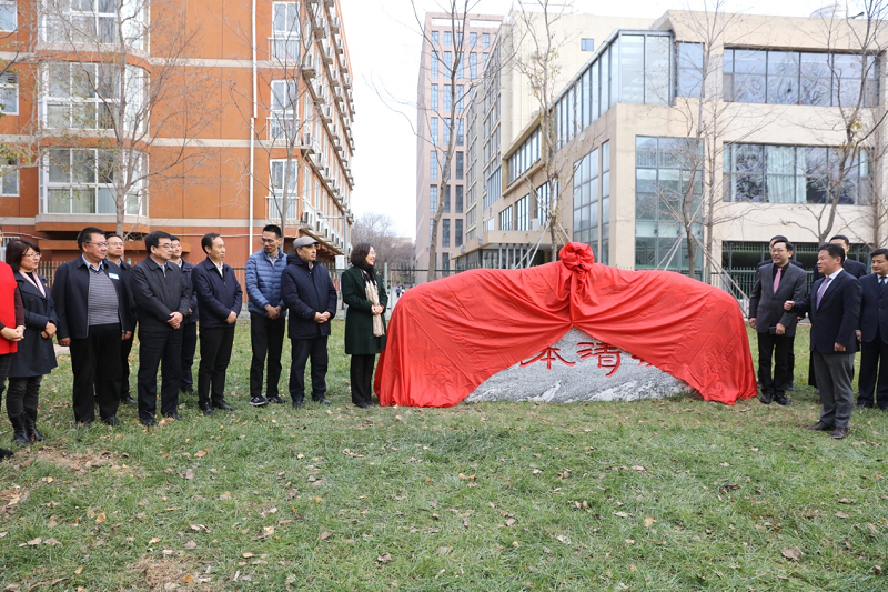 总班长、复旦大学附属华山医院副院长徐文东，代表全体学员致谢学院三个月的关怀和培养。