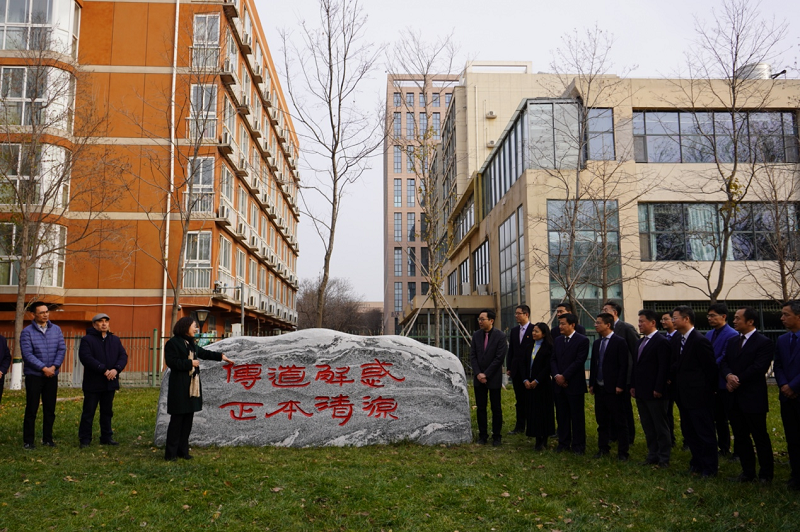 党委书记、常务副院长侯慧君发表讲话，勉励全体学员“传马克思主义中国化之道，解实际工作遇到的疑惑，扎根中国大地，努力办好中国特色社会主义大学。”