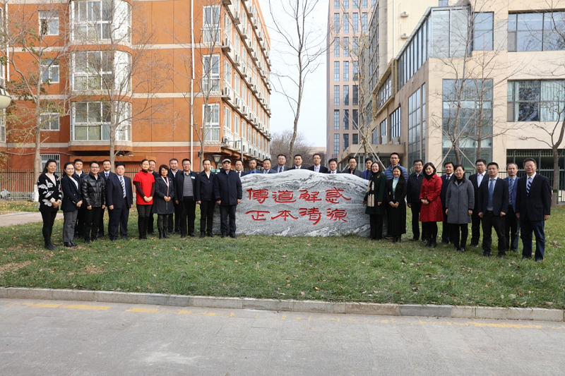 学院领导、中青班班主任与中青班班委在结业纪念品前留影。
（撰稿：大班宣传委员、上海财经大学党委常委宣传部长 章益国；摄影：学院图书信息技术部 于荣壮，学员、全国学生资助管理中心信息法律处副处长 皇甫磊；审稿:总班主任 郭丽娟；编发：宣传中心 徐宏伟）