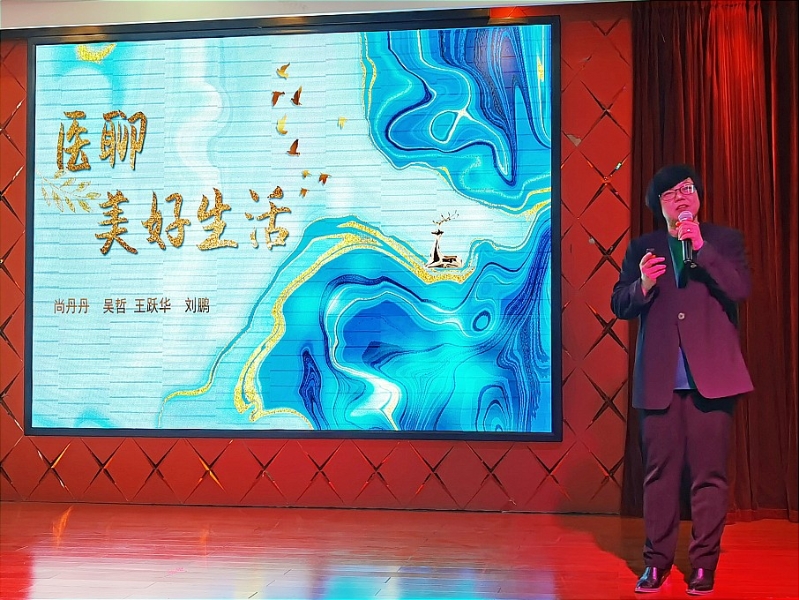 河北医科大学医学影像学副院长尚丹丹以“医——医‘聊’美好生活”为题介绍了基因的本质、功能、基因与疾病的关系等内容，并请现场学员们以抽盲盒的方式，解答了基因与智力、外貌、糖尿病、乳腺癌、酒精代谢等特征或疾病的关系。讲座最后以“了解基因功能的基础上可否设计出完美婴儿”的思考结尾，分享基因编辑方面取得的创新成果，引起大家对未来生命的思考。