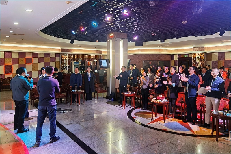 此次文化沙龙立意国之大者，紧贴人民生活之需，从医食筑行乐五个方面，通过现场分享、学员互动、访谈提问、现场教学等别具一格的形式，解答大家心中关切，共同畅想美好生活。活动体现了学员们在教育岗位上落实以人民为中心发展理念的责任与担当，彰显了我办好人民满意教育的决心和信心。整场沙龙聚焦生活、温馨热烈、氛围轻松、互动频频，老师同学们切实感受到了美好生活带来的获得感和幸福感。（撰稿：三班宣传委员，中国音乐学院党委宣传部常务副部长 吴哲；摄影：三班学员，皖南医学院公共卫生学院党委副书记、院长 李曙；审稿：分班班主任 赵京）