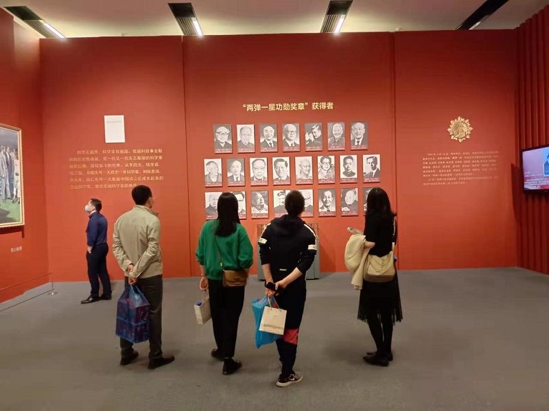 此次展览集中荟萃了较为丰富且弥足珍贵的历史图片，在展厅多处还设计了由历史图片合成的大型喷绘，营造了浓厚的历史氛围。一张张布满岁月痕迹的图片将学员们带回到了那个激情燃烧、奋发图强的创业年代，向学员们诉说着那段特殊岁月里的感人事件和动人故事。