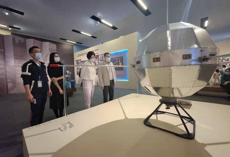 “两弹一星”精神展多视角呈现的“群英谱”让学员们了解到，当年义无反顾投身“两弹一星”事业的，有国内顶级的科学家、大批优秀的科技专家，他们隐姓埋名干惊天动地事，也有成千上万舍家为国的普通建设者。在展厅内，学员们细细品读23位“两弹一星功勋奖章”获得者无私奉献的故事，通过多媒体互动等方式找寻同时代核工业、航天及中科院系统近150位科技专家和行政管理人员的身影，感叹于舍家为国的普通建设者的艰辛付出，深刻理解正是有无数人的奉献和牺牲，才成就了“两弹一星”伟业。