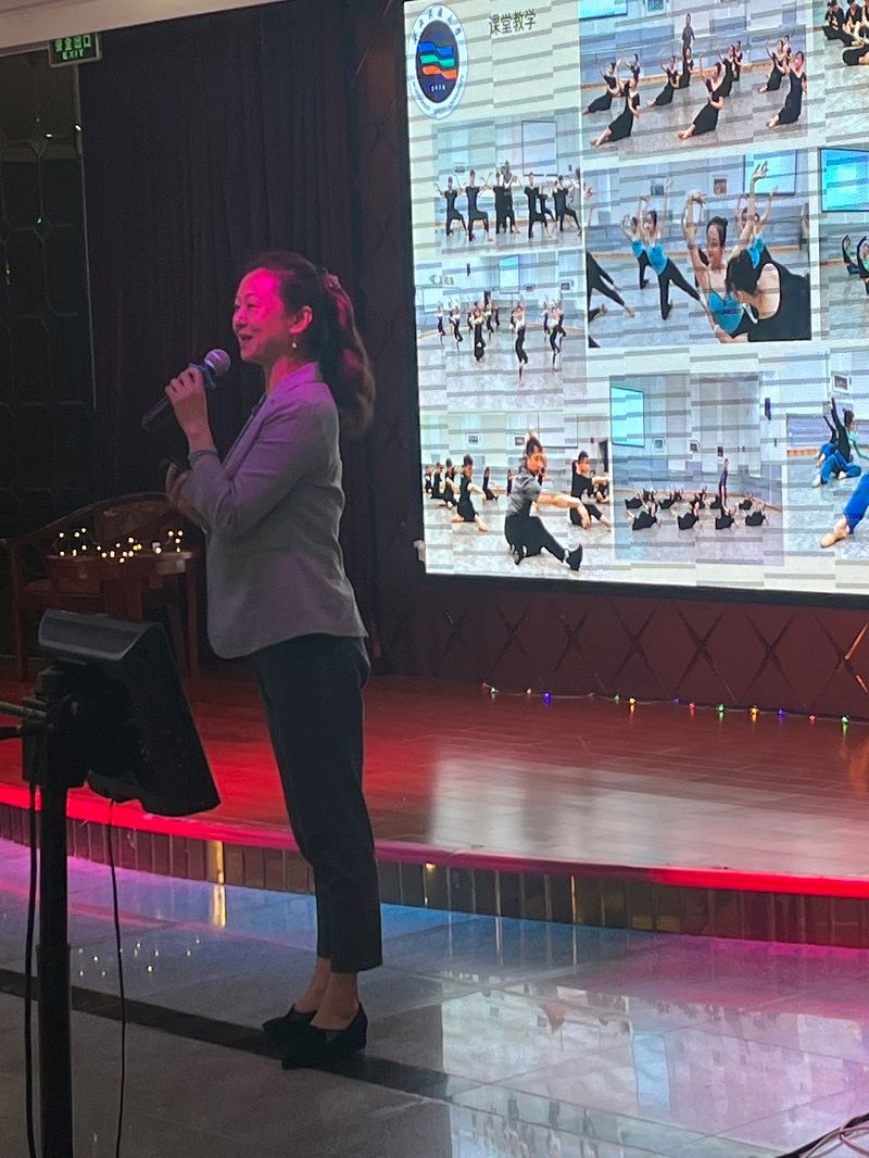 在第二个版块“舞蹈之美”中,李琦通过精美的视频和影像,为学员们讲述了敦煌舞的“前世今生”。作为我国西部独具特色的中国古典舞流派,敦煌舞先有舞台艺术《丝路花雨》作品创作之后才逐渐建立起了相应的教学体系。李琦的讲述,使大家了解了敦煌舞的文化内涵和艺术特性。 在第二个版块“舞蹈之美”中,李琦通过精美的视频和影像,为学员们讲述了敦煌舞的“前世今生”。作为我国西部独具特色的中国古典舞流派,敦煌舞先有舞台艺术《丝路花雨》作品创作之后才逐渐建立起了相应的教学体系。李琦的讲述,使大家了解了敦煌舞的文化内涵和艺术特性。