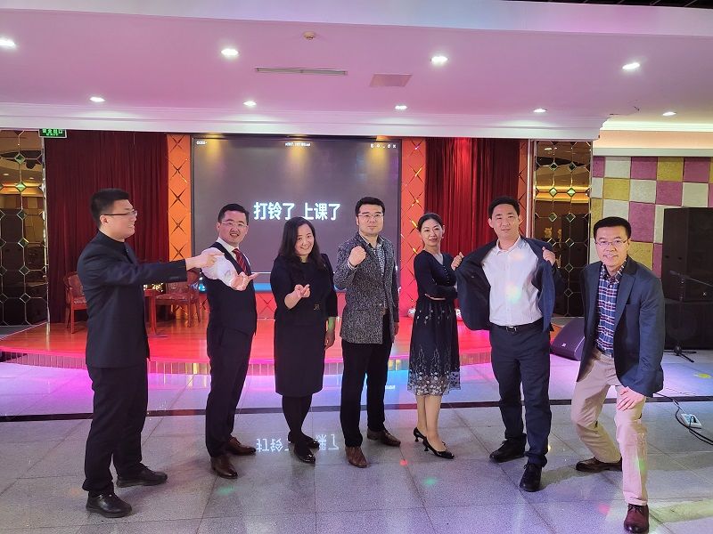 在影视艺术板块,赵玉新、周百顺、陈玳玮、牟子元、史青、佴康表演的根据影片《风声》改编的反映中青班学习生活的配音秀,让全场笑声不断,掌声不绝。 在影视艺术板块,赵玉新、周百顺、陈玳玮、牟子元、史青、佴康表演的根据影片《风声》改编的反映中青班学习生活的配音秀,让全场笑声不断,掌声不绝。