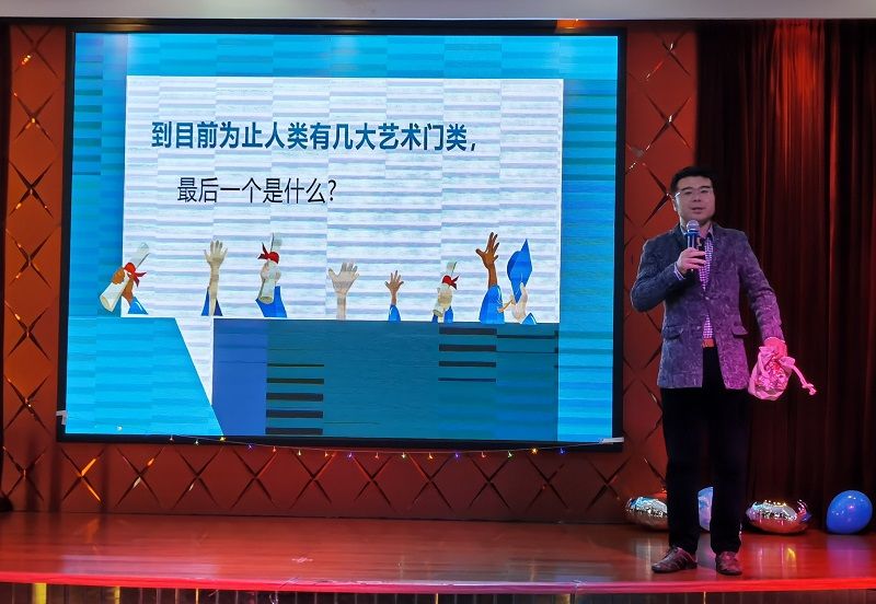 电影不仅是一门艺术,还是国家软实力的重要体现,在第一个版块“影视艺术”中,贾毅为学员普及了影视艺术的特点。他与张婷婷、马春来、李晓云通过视频播放和讲述的方式,与全体学员重温了新中国成立后70多年的光影岁月和红色电影的经典瞬间,追忆英雄的光辉形象。 电影不仅是一门艺术,还是国家软实力的重要体现,在第一个版块“影视艺术”中,贾毅为学员普及了影视艺术的特点。他与张婷婷、马春来、李晓云通过视频播放和讲述的方式,与全体学员重温了新中国成立后70多年的光影岁月和红色电影的经典瞬间,追忆英雄的光辉形象。