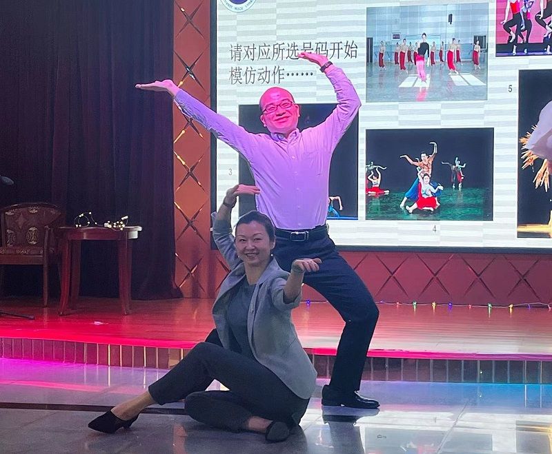 李琦现场模拟敦煌舞教学实践,指导65期中青班的部分学员体验敦煌舞的艺术造型,领略敦煌舞的艺术魅力。 李琦现场模拟敦煌舞教学实践,指导65期中青班的部分学员体验敦煌舞的艺术造型,领略敦煌舞的艺术魅力。